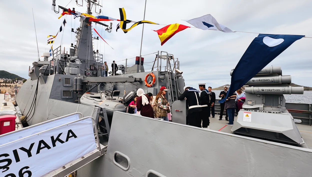 Bodrum'da Askeri Gemi Çocuklara Açıldı