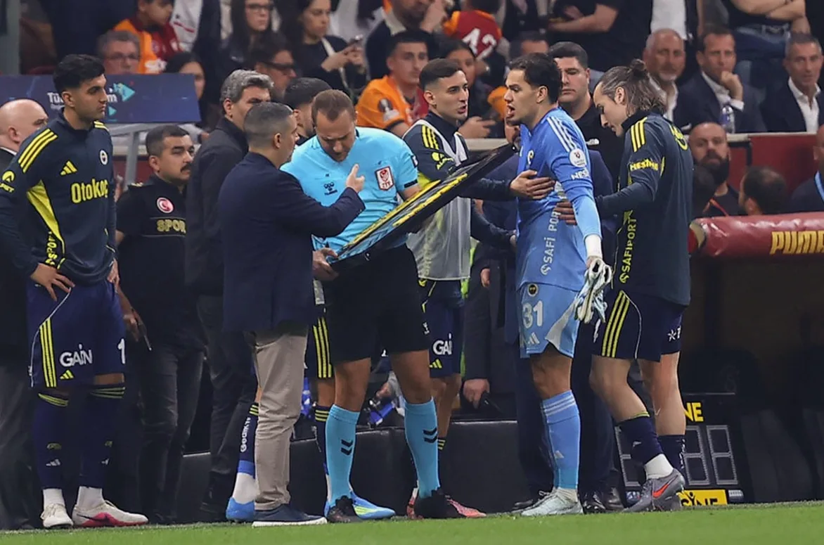 Fenerbahçe Kalecisi E.'un Suudi Arabistan'a Transfer Olacağı İddia Edildi