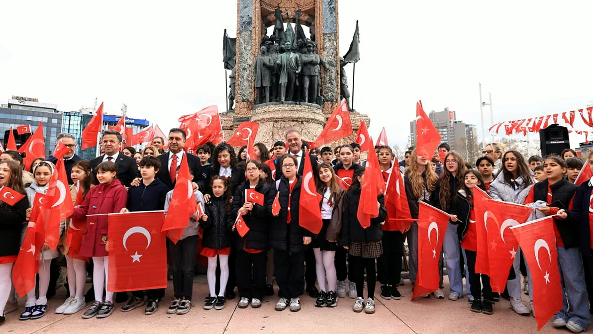 İBB Başkanvekili Nuri Aslan, 23 Nisan'da koltuğunu öğrenci Zeynep Mira Örs'e devretti