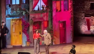 Müjdat Gezen Sahneden Ayrıldıktan Sonra Rahatsızlanarak Hastaneye Kaldırıldı