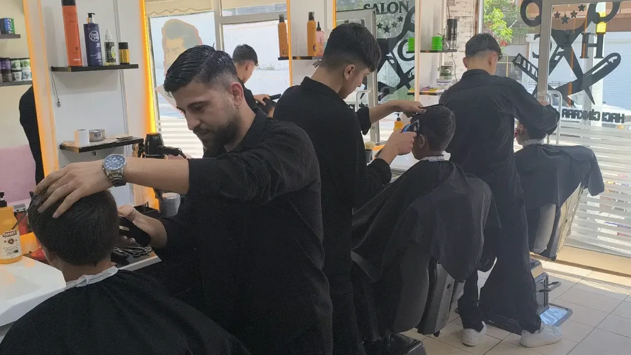 Osmaniyeli Berberden Çocuklara 23 Nisan Sürprizi: Ücretsiz Tıraş Hizmeti