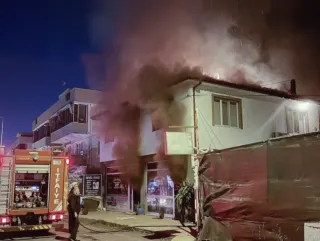 Sakarya'da Çıkan Yangında 2 Araç Kullanılamaz Hale Geldi, İş Yerleri ve Ev Hasar Gördü