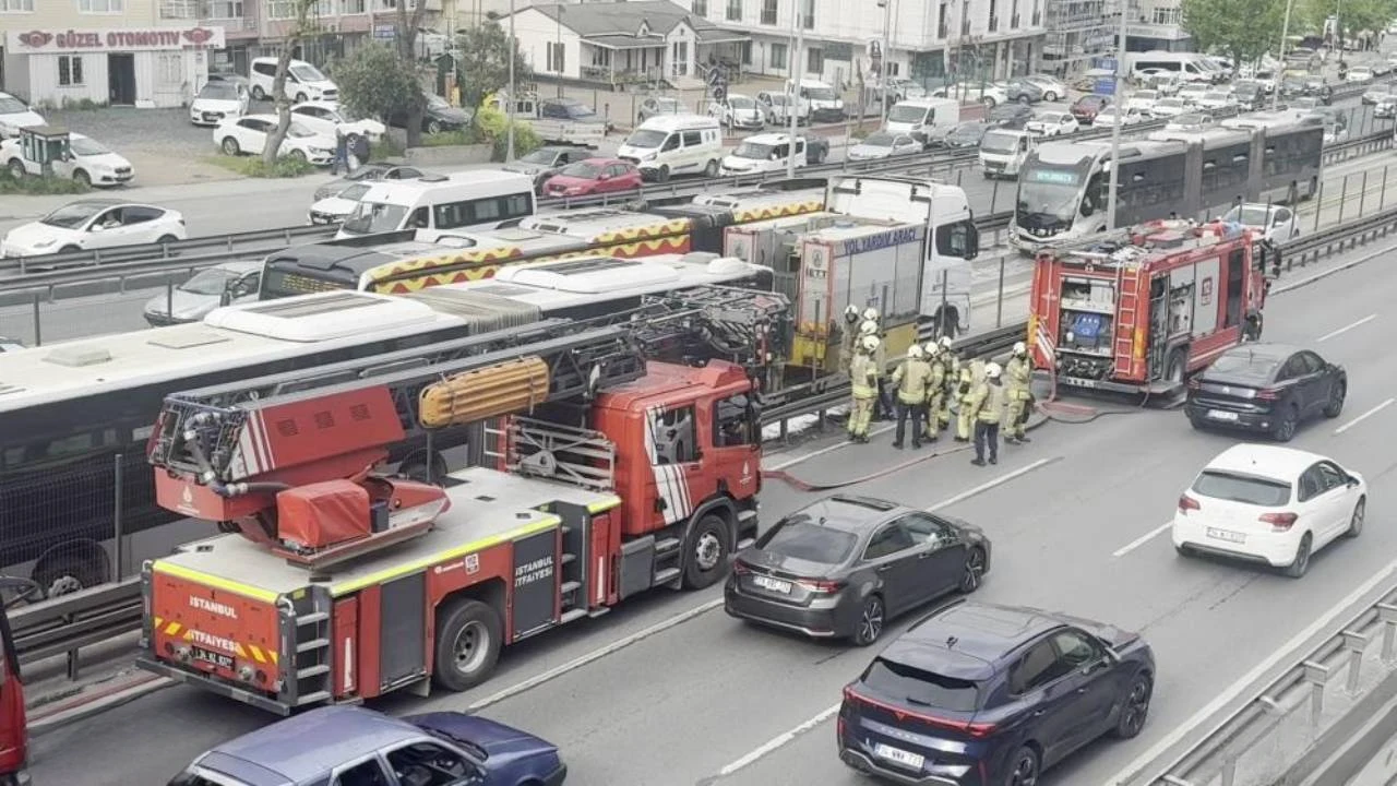 Metrobüste Yangın: Seferlerde Aksama Yaşandı