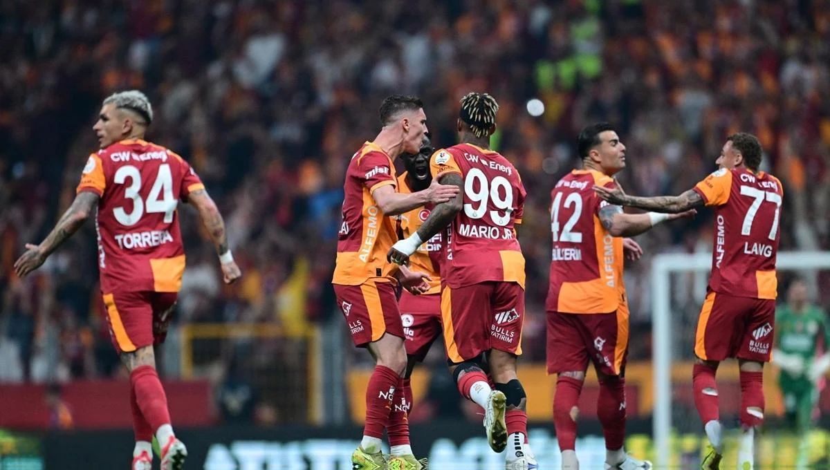 Galatasaray, Antalyaspor'u 4-2 Yenerek Şampiyonluğunu Garantiledi