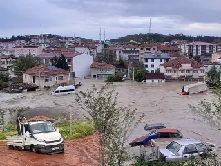 5 İlde Sağanak Etkili Oldu: Bodrum Katları ve Araçlar Sular Altında Kaldı
