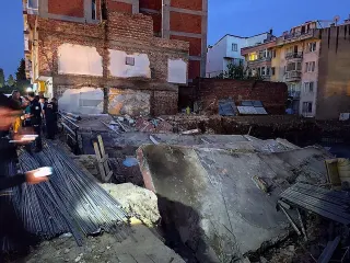 Balıkesir'de Temel Kazısı Nedeniyle 3 Katlı Bina Yıkıldı