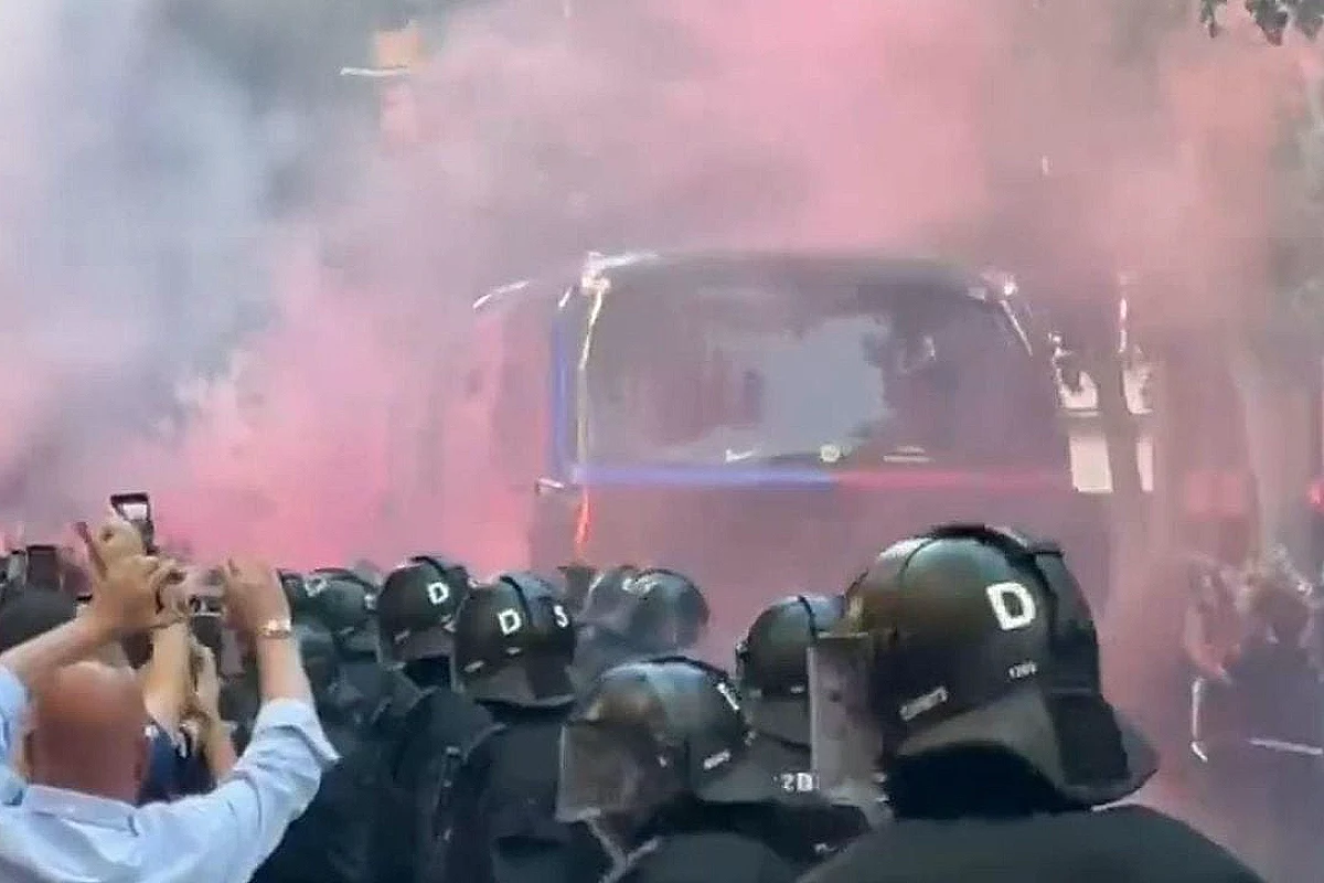 Barcelona Taraftarları Kendi Otobüslerini Taşladı