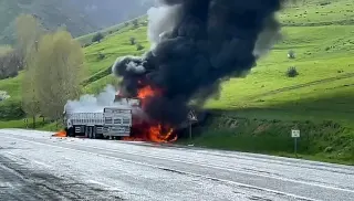 Bitlis'te Çarpışan 2 TIR'da Yangın Çıktı: 2 Ölü