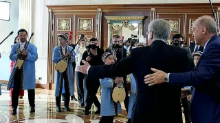 Cumhurbaşkanı Erdoğan'a Kazakistan'da Dombra Sürprizi