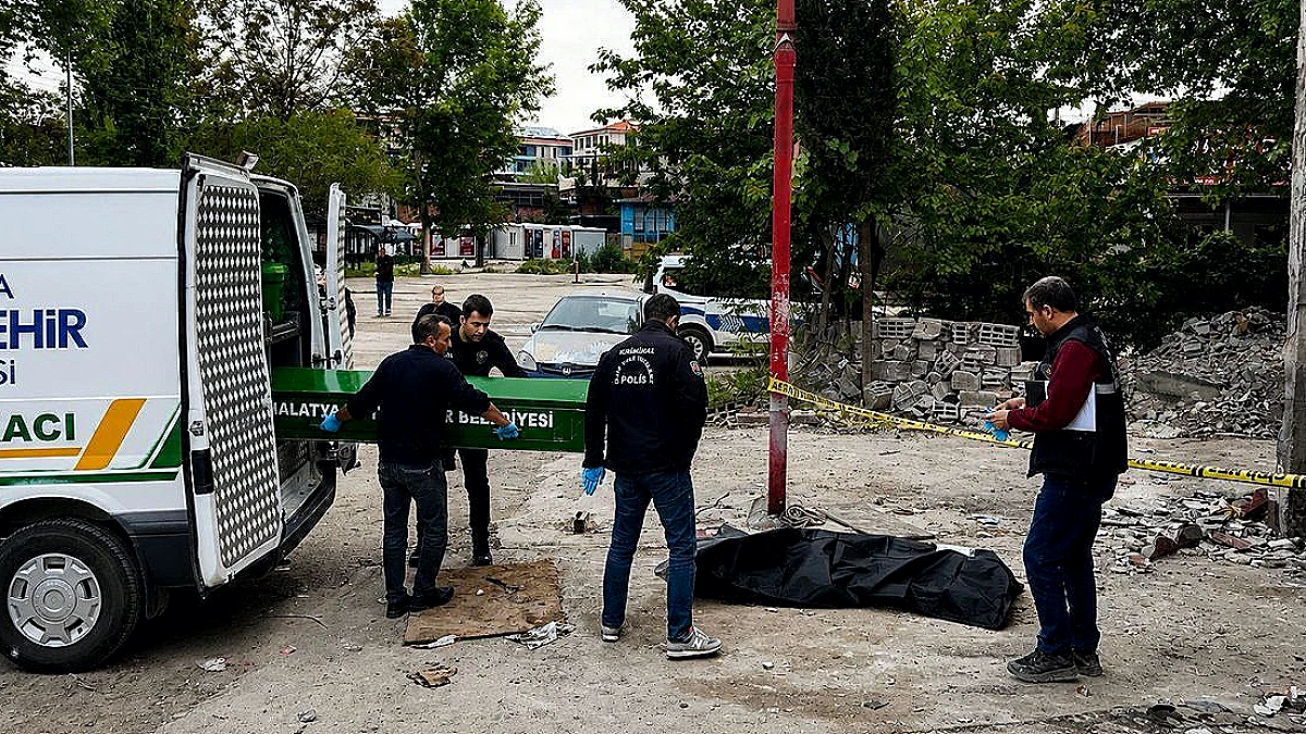 Elektrik Direğinden Düşen Hurdacı Hayatını Kaybetti