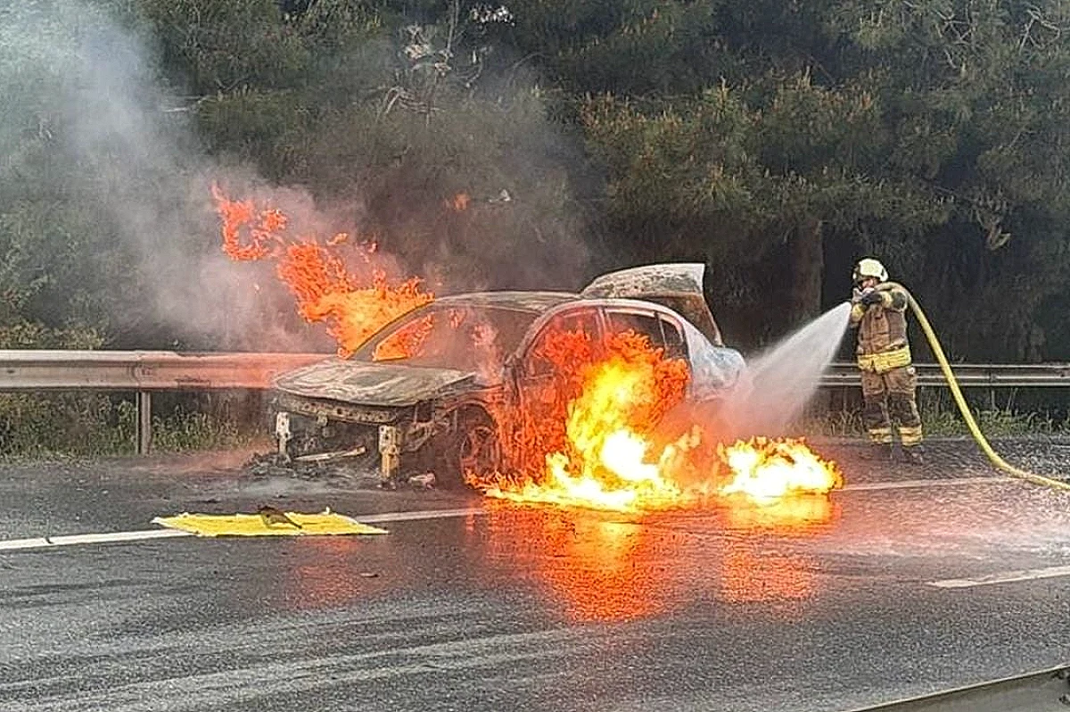 Esenyurt'ta Seyir Halindeki Otomobilde Yangın Çıktı
