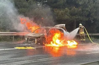 Esenyurt'ta Seyir Halindeki Otomobilde Yangın Çıktı