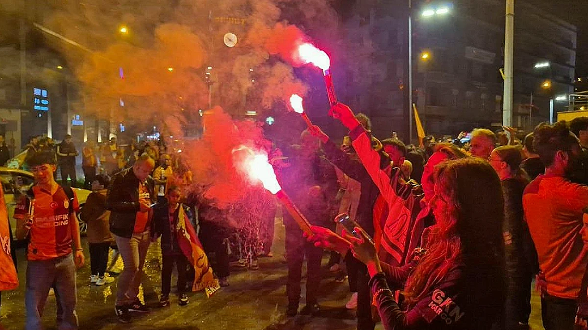 Galatasaray Taraftarları Şampiyonluğu Kutladı