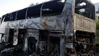 İstanbul'da Tur Otobüsü Motor Kısmından Alev Aldı