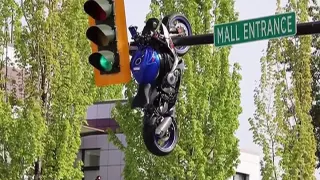 Kanada'da Trafik Lambasına Asılı Motosiklet: Sürücü Ağır Yaralandı