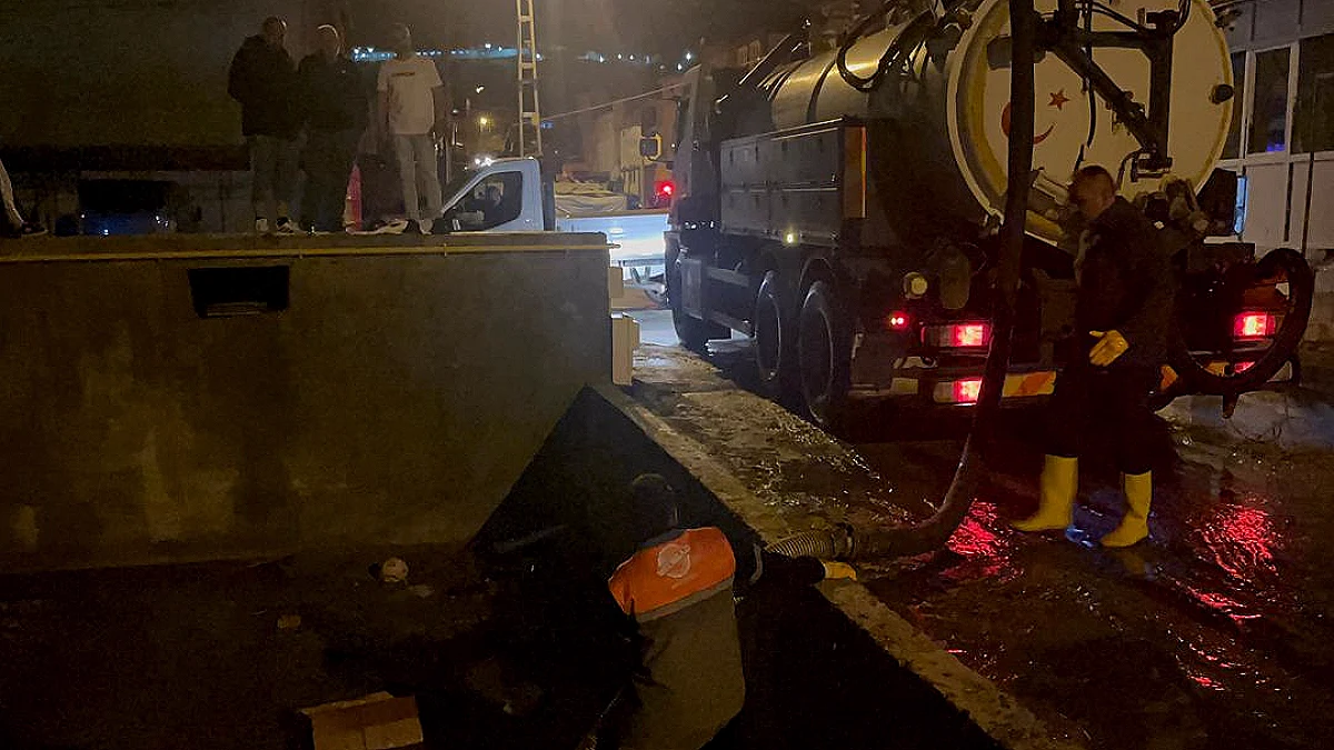 Kayseri'de Şiddetli Yağış: Binaların Bahçeleri ve Bodrum Katları Su Bastı, Trafikte Kalanlar Kurtarıldı