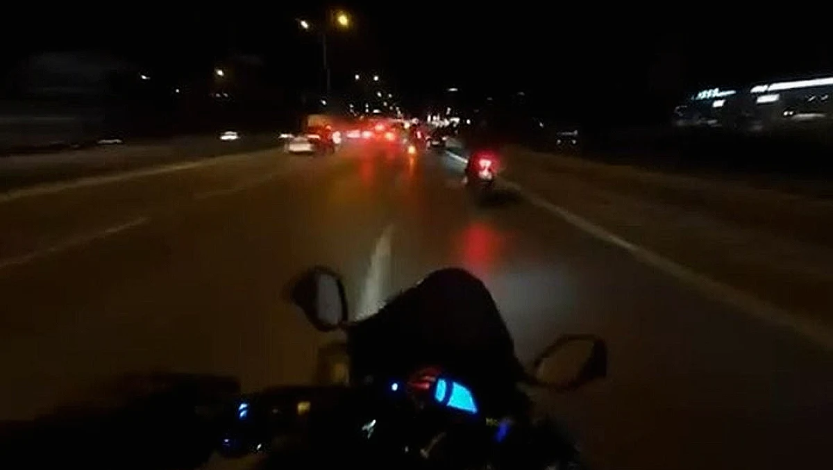 Maltepe'de otomobil devrildi, motosikletli son anda kurtuldu