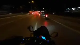 Maltepe'de otomobil devrildi, motosikletli son anda kurtuldu