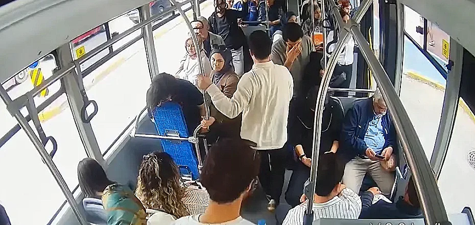 Otobüste Fenalaşan Yolcuya Şoför ve Hemşire Müdahale Etti