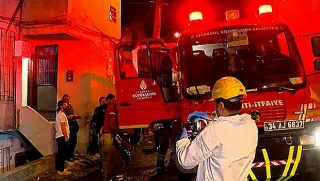 Sakarya'da 3 Katlı Binada Yangın: 4 Yaralı