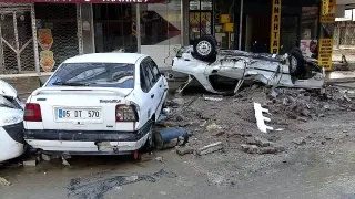 Samsun'da Sel Felaketi: Araçlar Sürüklendi, İş Yerleri Kullanılamaz Hale Geldi