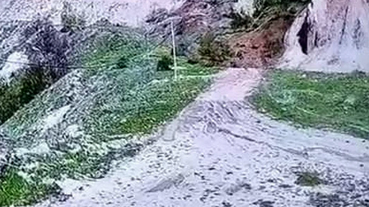 Tokat'ta Toprak Kayması Güvenlik Kamerasına Yansıdı