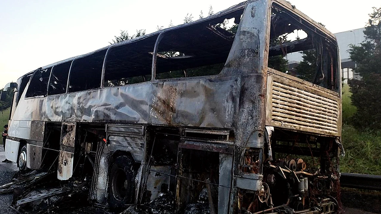 Tuzla'da Tur Otobüsü Alevlere Teslim Oldu: 45 Kişi Kurtarıldı