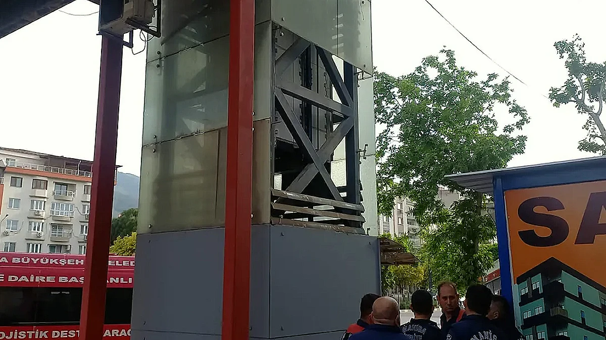 Üst Geçit Asansöründe Sıkışan Genç Hayatını Kaybetti