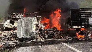 Van-Tatvan kara yolunda feci kaza: 2 sürücü hayatını kaybetti