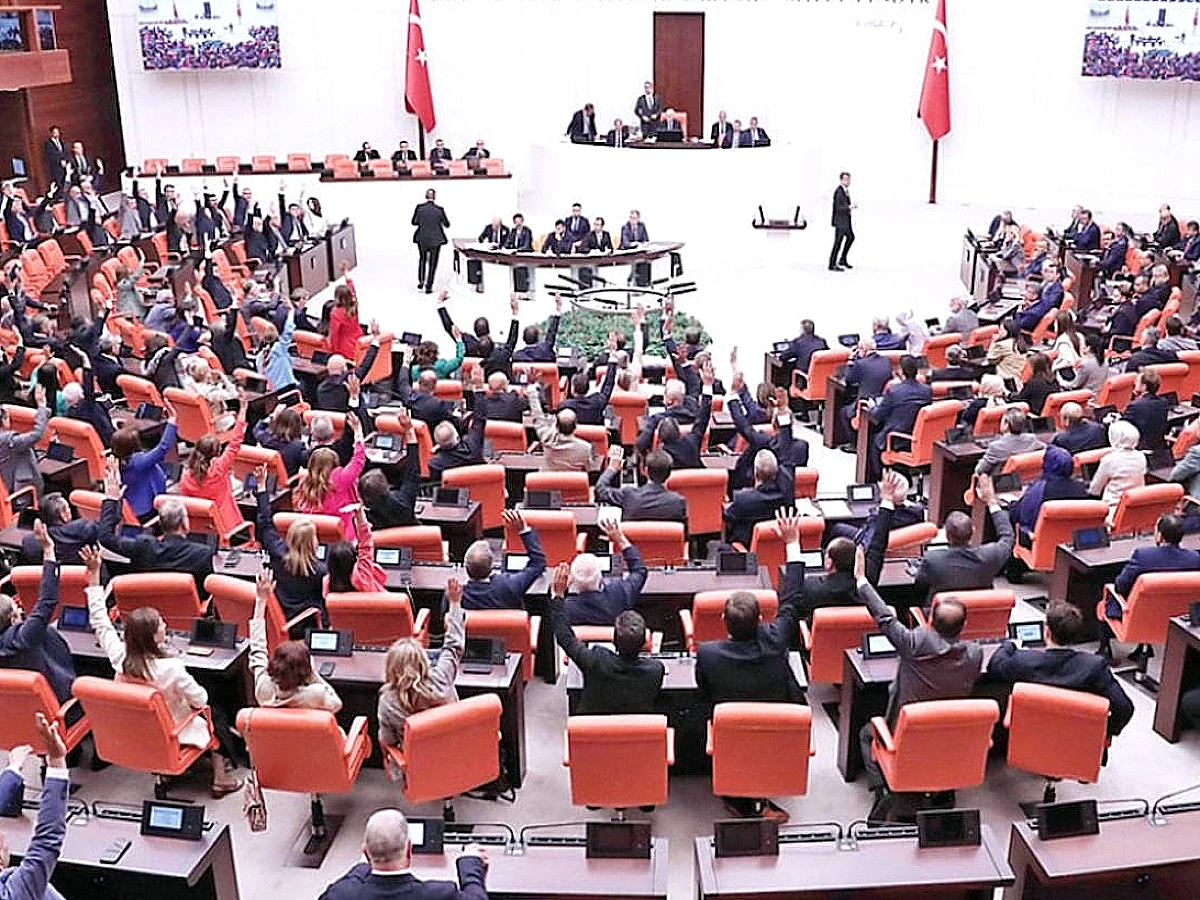 Varlık Barışı Kanunu TBMM'de Kabul Edildi: Kara Para ve Faiz Sarmalı Endişeleri Dile Getirildi